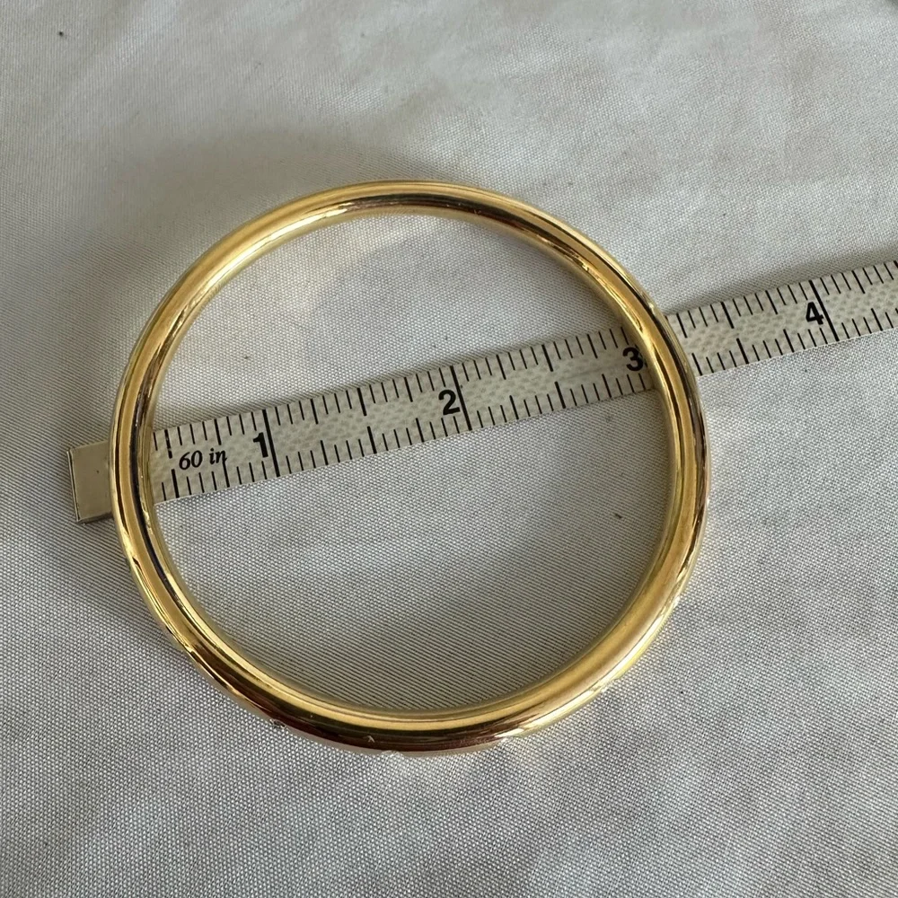 Goldtone bangle with inset etoile Austrian crystal
